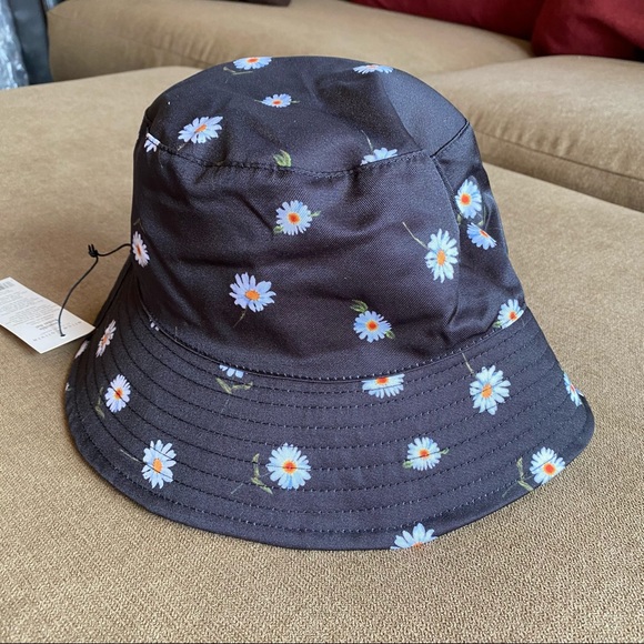 NWT Alice + Olivia daisy reversible bucket hat - Picture 3 of 10